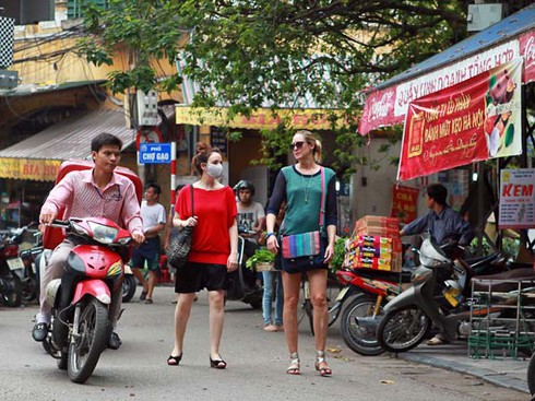 Chùm ảnh: Du khách nước ngoài vất vả với giao thông Hà Nội - ảnh 2