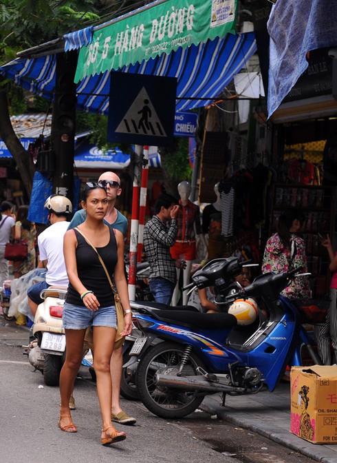 Chùm ảnh: Du khách nước ngoài vất vả với giao thông Hà Nội - ảnh 3