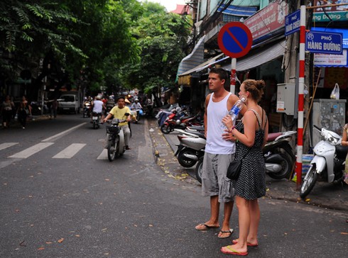 Chùm ảnh: Du khách nước ngoài vất vả với giao thông Hà Nội - ảnh 8