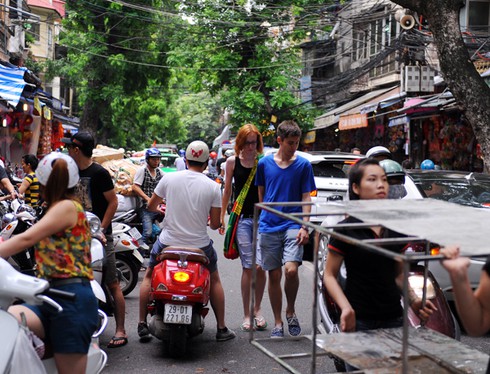 Chùm ảnh: Du khách nước ngoài vất vả với giao thông Hà Nội - ảnh 5