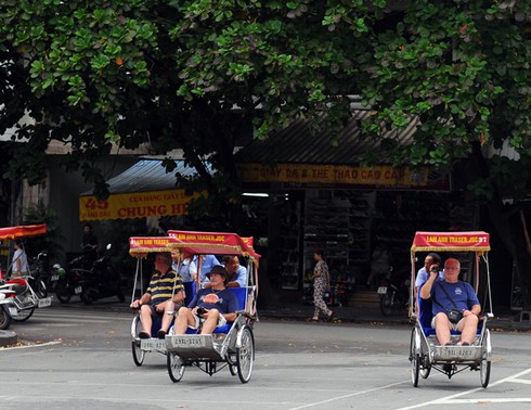 Chùm ảnh: Du khách nước ngoài vất vả với giao thông Hà Nội - ảnh 11