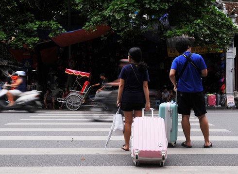 Chùm ảnh: Du khách nước ngoài vất vả với giao thông Hà Nội - ảnh 7