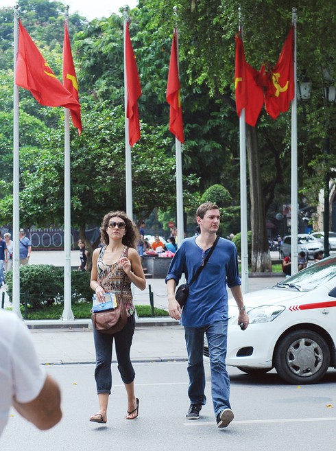 Chùm ảnh: Du khách nước ngoài vất vả với giao thông Hà Nội - ảnh 9