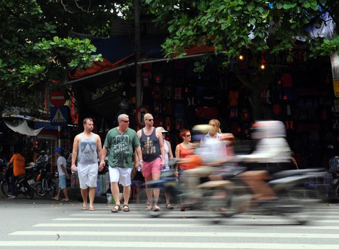 Chùm ảnh: Du khách nước ngoài vất vả với giao thông Hà Nội - ảnh 10