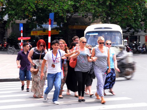 Chùm ảnh: Du khách nước ngoài vất vả với giao thông Hà Nội - ảnh 1