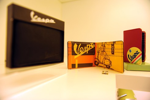 Không gian đồ chơi 'độc' cho dân mê xe Vespa Hà Nội - ảnh 1