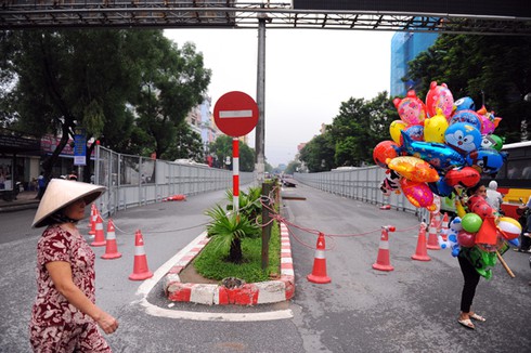 Cấm ô tô đường Cầu Giấy: Ngơ ngác và nghẹn ứ - ảnh 1