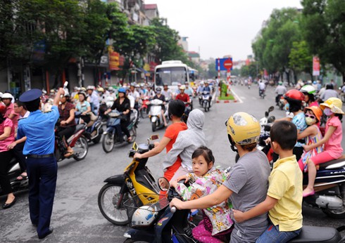 Cấm ô tô đường Cầu Giấy: Ngơ ngác và nghẹn ứ - ảnh 8