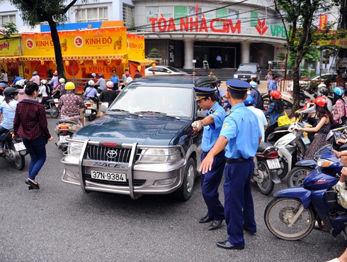 Cấm ô tô đường Cầu Giấy: Ngơ ngác và nghẹn ứ - ảnh 9