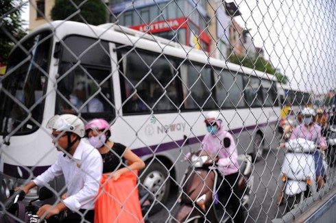 Cấm ô tô đường Cầu Giấy: Ngơ ngác và nghẹn ứ - ảnh 10