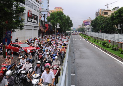 Cấm ô tô đường Cầu Giấy: Ngơ ngác và nghẹn ứ - ảnh 11