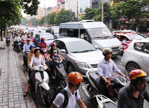 Cấm ô tô đường Cầu Giấy: Ngơ ngác và nghẹn ứ - ảnh 12