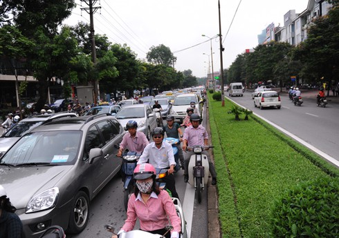 Cấm ô tô đường Cầu Giấy: Ngơ ngác và nghẹn ứ - ảnh 13