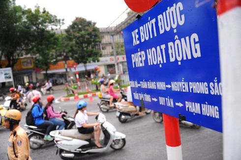 Cấm ô tô đường Cầu Giấy: Ngơ ngác và nghẹn ứ - ảnh 2