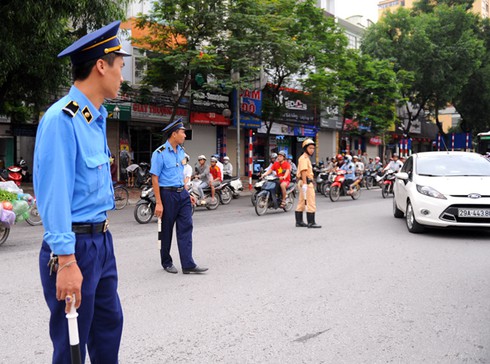 Cấm ô tô đường Cầu Giấy: Ngơ ngác và nghẹn ứ - ảnh 4