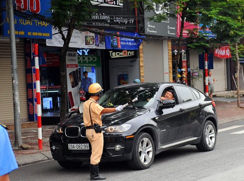 Cấm ô tô đường Cầu Giấy: Ngơ ngác và nghẹn ứ - ảnh 5