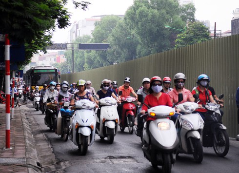 Cấm ô tô đường Cầu Giấy: Ngơ ngác và nghẹn ứ - ảnh 6