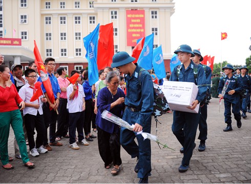 Hà Nội tiễn hàng nghìn thanh niên nhập ngũ - ảnh 11