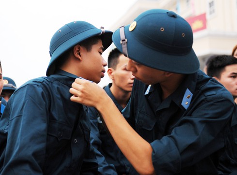 Hà Nội tiễn hàng nghìn thanh niên nhập ngũ - ảnh 3