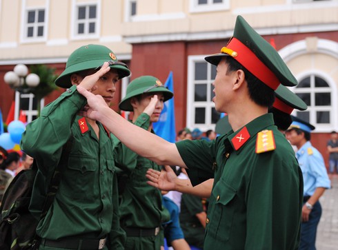 Hà Nội tiễn hàng nghìn thanh niên nhập ngũ - ảnh 4