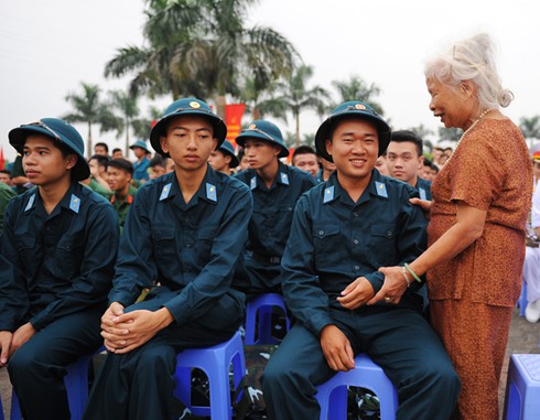 Hà Nội tiễn hàng nghìn thanh niên nhập ngũ - ảnh 7
