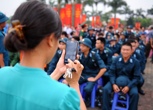 Hà Nội tiễn hàng nghìn thanh niên nhập ngũ - ảnh 8