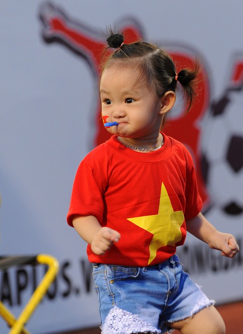 Những cổ động viên nhí của đội tuyển U19 Việt Nam - ảnh 2