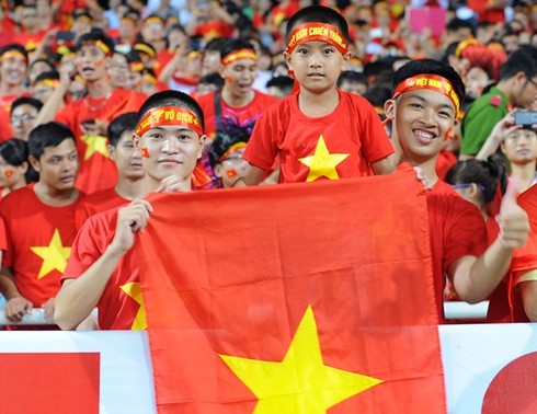 Những cổ động viên nhí của đội tuyển U19 Việt Nam - ảnh 1