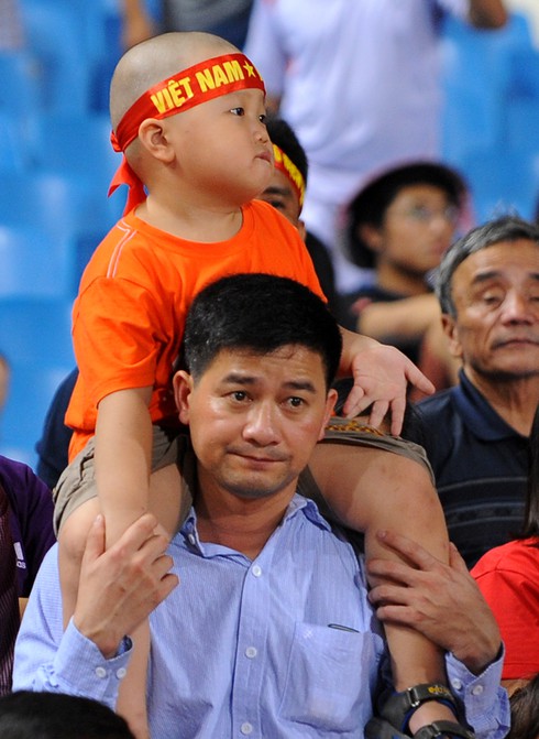 Những cổ động viên nhí của đội tuyển U19 Việt Nam - ảnh 11