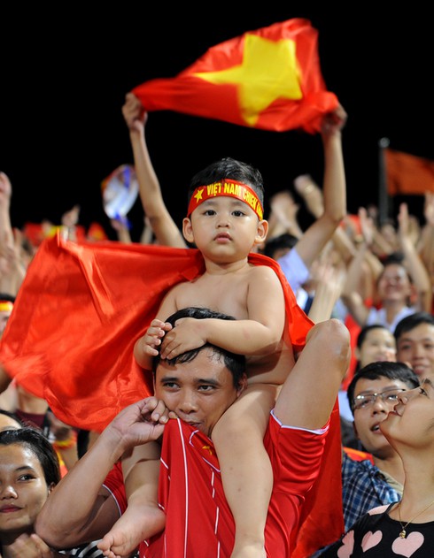Những cổ động viên nhí của đội tuyển U19 Việt Nam - ảnh 9