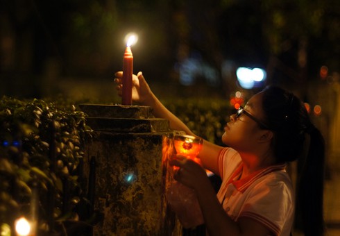 Người dân Thủ đô thắp nến nhớ Đại tướng Võ Nguyên Giáp trong giỗ đầu - ảnh 10