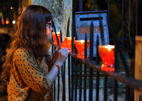 Người dân Thủ đô thắp nến nhớ Đại tướng Võ Nguyên Giáp trong giỗ đầu - ảnh 11