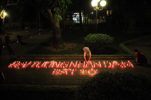 Người dân Thủ đô thắp nến nhớ Đại tướng Võ Nguyên Giáp trong giỗ đầu - ảnh 12