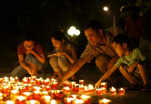 Người dân Thủ đô thắp nến nhớ Đại tướng Võ Nguyên Giáp trong giỗ đầu - ảnh 1