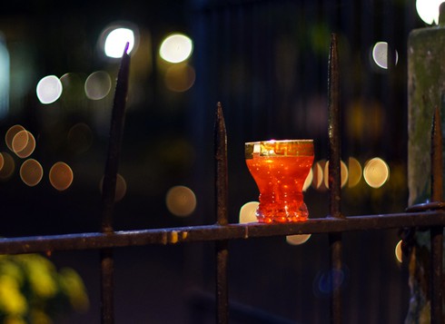 Người dân Thủ đô thắp nến nhớ Đại tướng Võ Nguyên Giáp trong giỗ đầu - ảnh 2