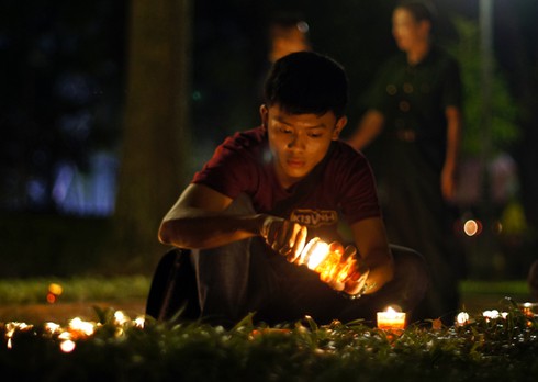 Người dân Thủ đô thắp nến nhớ Đại tướng Võ Nguyên Giáp trong giỗ đầu - ảnh 3