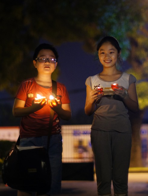 Người dân Thủ đô thắp nến nhớ Đại tướng Võ Nguyên Giáp trong giỗ đầu - ảnh 4