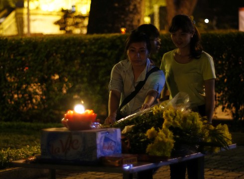 Người dân Thủ đô thắp nến nhớ Đại tướng Võ Nguyên Giáp trong giỗ đầu - ảnh 5