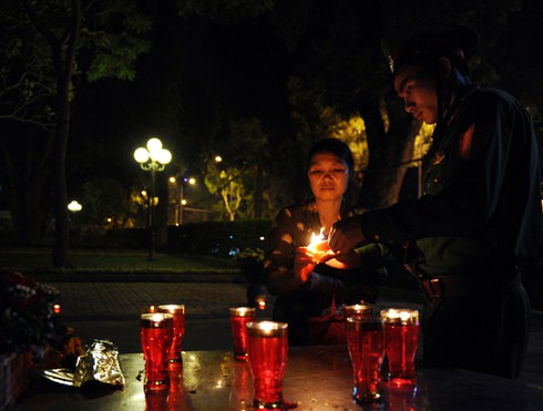 Người dân Thủ đô thắp nến nhớ Đại tướng Võ Nguyên Giáp trong giỗ đầu - ảnh 6