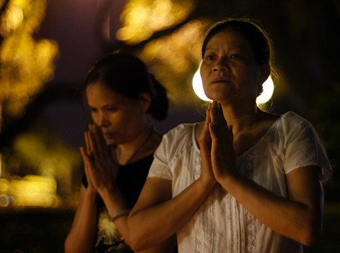 Người dân Thủ đô thắp nến nhớ Đại tướng Võ Nguyên Giáp trong giỗ đầu - ảnh 7