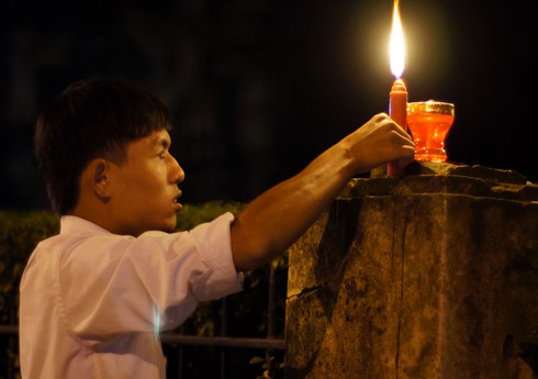 Người dân Thủ đô thắp nến nhớ Đại tướng Võ Nguyên Giáp trong giỗ đầu - ảnh 9