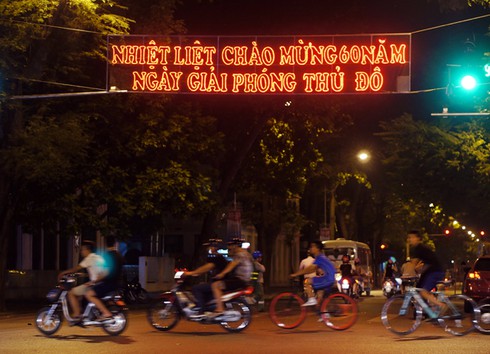 Hà Nội lộng lẫy chào đón 60 năm ngày giải phóng Thủ đô 10/10 - ảnh 1