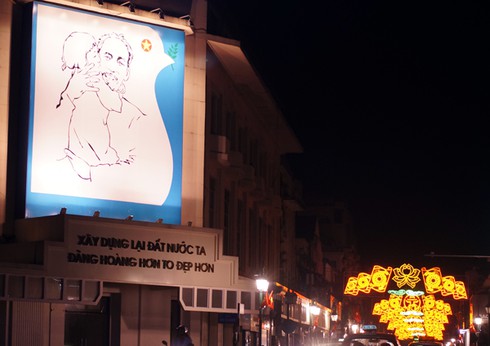 Hà Nội lộng lẫy chào đón 60 năm ngày giải phóng Thủ đô 10/10 - ảnh 12