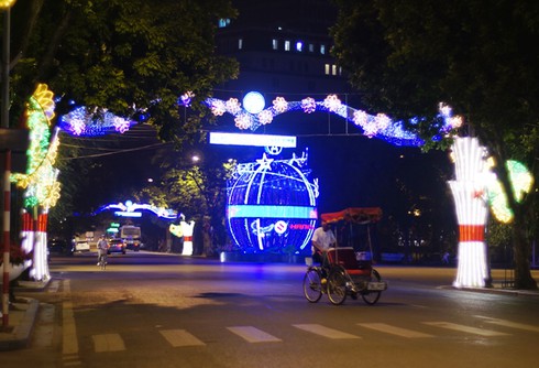 Hà Nội lộng lẫy chào đón 60 năm ngày giải phóng Thủ đô 10/10 - ảnh 2