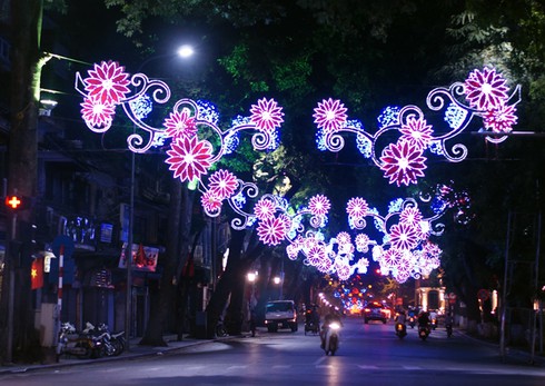 Hà Nội lộng lẫy chào đón 60 năm ngày giải phóng Thủ đô 10/10 - ảnh 5