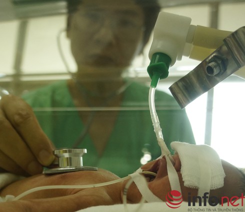 Mẹ ung thư nguy kịch, mổ bắt thai cứu bé gái 34 tuần tuổi - ảnh 1