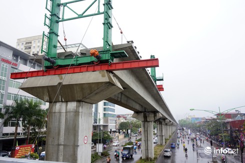 Sau vụ thép rơi chết người đi đường, hiểm họa vẫn lơ lửng trên đầu dân - ảnh 1