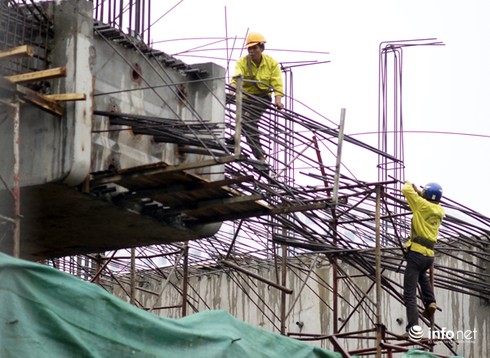 Sau vụ thép rơi chết người đi đường, hiểm họa vẫn lơ lửng trên đầu dân - ảnh 9