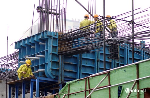 Sau vụ thép rơi chết người đi đường, hiểm họa vẫn lơ lửng trên đầu dân - ảnh 10