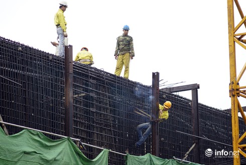 Sau vụ thép rơi chết người đi đường, hiểm họa vẫn lơ lửng trên đầu dân - ảnh 11